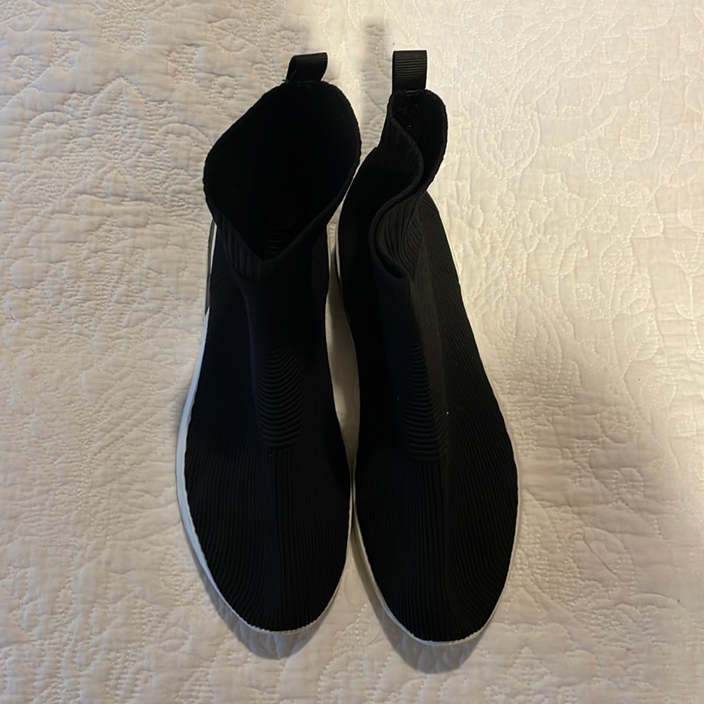 New catherine malandrino high top slip on sneaker in size 10